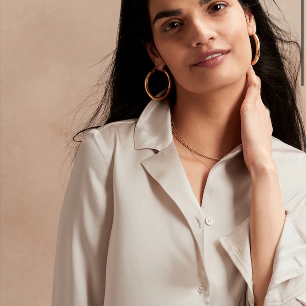 New without tag, cream white,Banana Republic 100% silk shirt/blouse, size 0